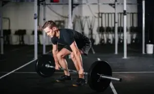man performing deadlift during tempo training in gym to demonstrate what is tempo in fitness apps