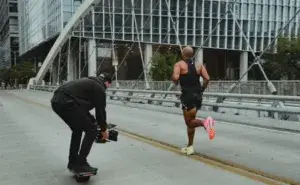 best running form for distance. Runner maintaining posture and stride during training