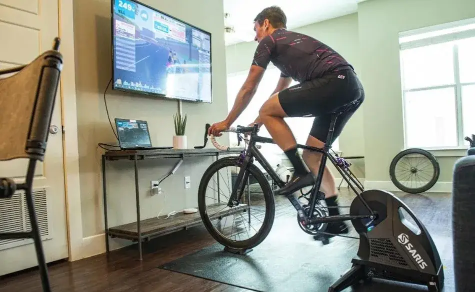 Cyclist using a smart trainer for performance indoor training