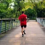 Runner training outdoors and learning what is RPE scale means in exercise.