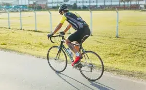 Cyclist training outdoors during the best 1 hour cycling workout session