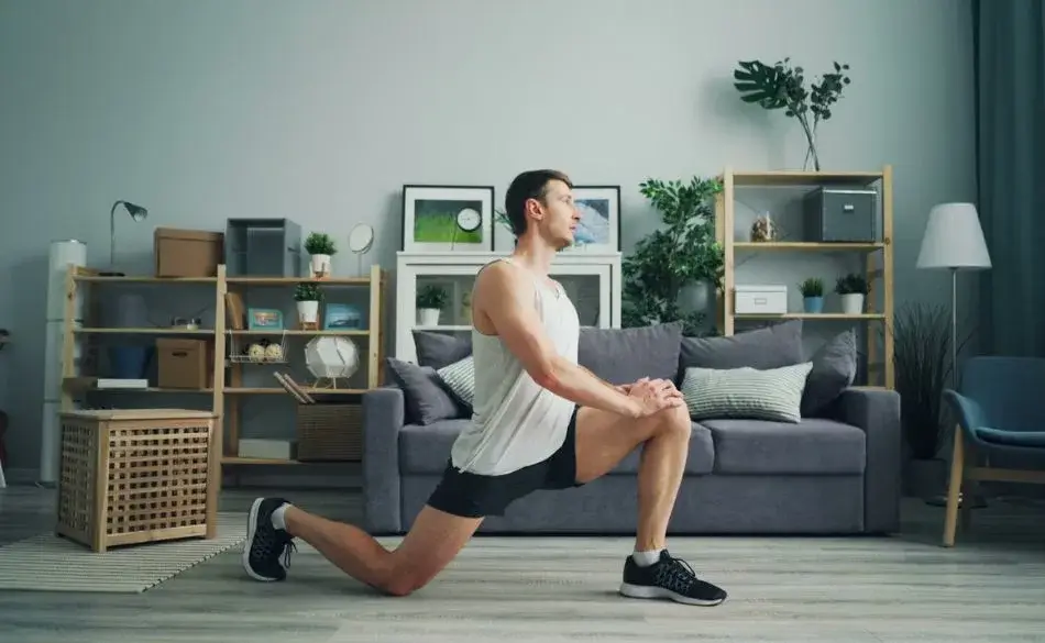 hip strengthening exercises for runners stretch lunge indoors