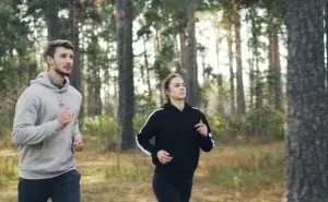 Runner outdoors focused on fitness and fat loss. Does running burn fat?