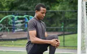 runner doing a glute stretch as part of stretches for runners knee routine