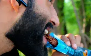 Runner eating an energy bar to know what length run should I eat and proper running nutrition