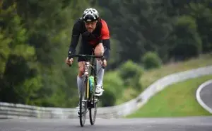 Cyclist training on a climb during cycling VO2 max workouts for beginners