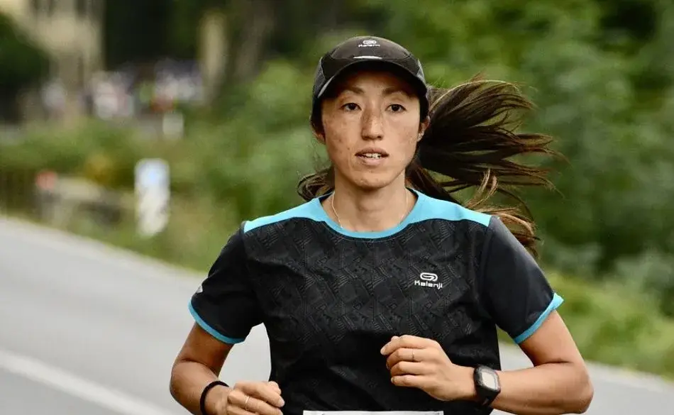 Runner participating in a half marathon without training, showing determination and endurance on the road