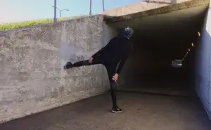 Runner warming up before a run experiencing pain at the start of a run that improves as you warm up