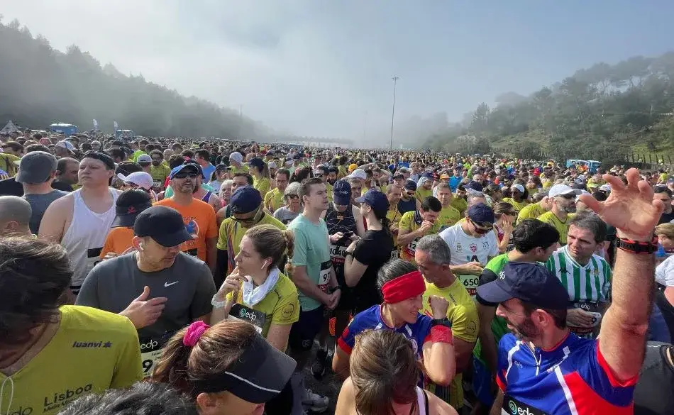 Large group of runners at the start of a race showing what percentage of the population can run a half marathon