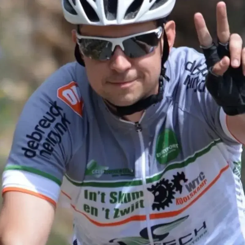Smiling cyclist giving a peace sign during a Melbourne cycling coaching ride